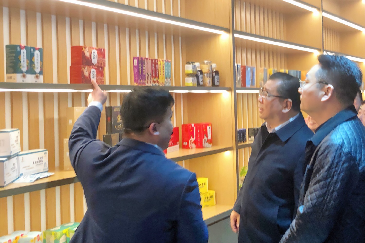 亳州市委書記杜延安一行走進亳州?養生會客廳季海堂產品展區指導工作